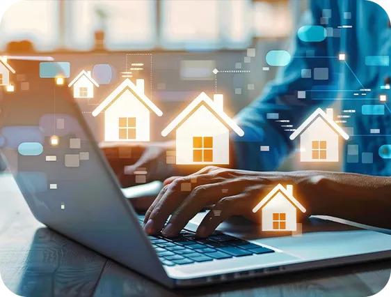 Foto de uma pessoa em uma mesa usando um notebook com ícones de casas flutuando em cima da imagem.