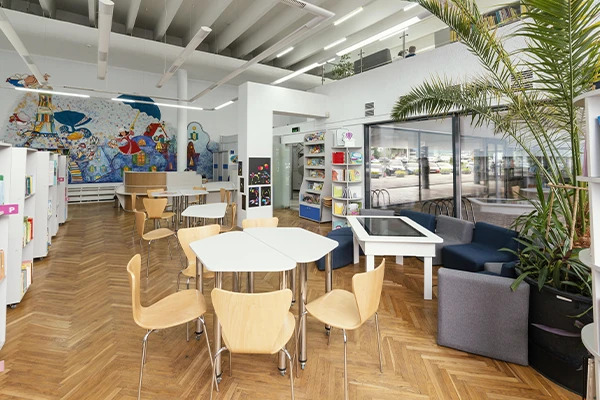 Foto de um sala comercial mostrando com foco a mesa no meio da sala.